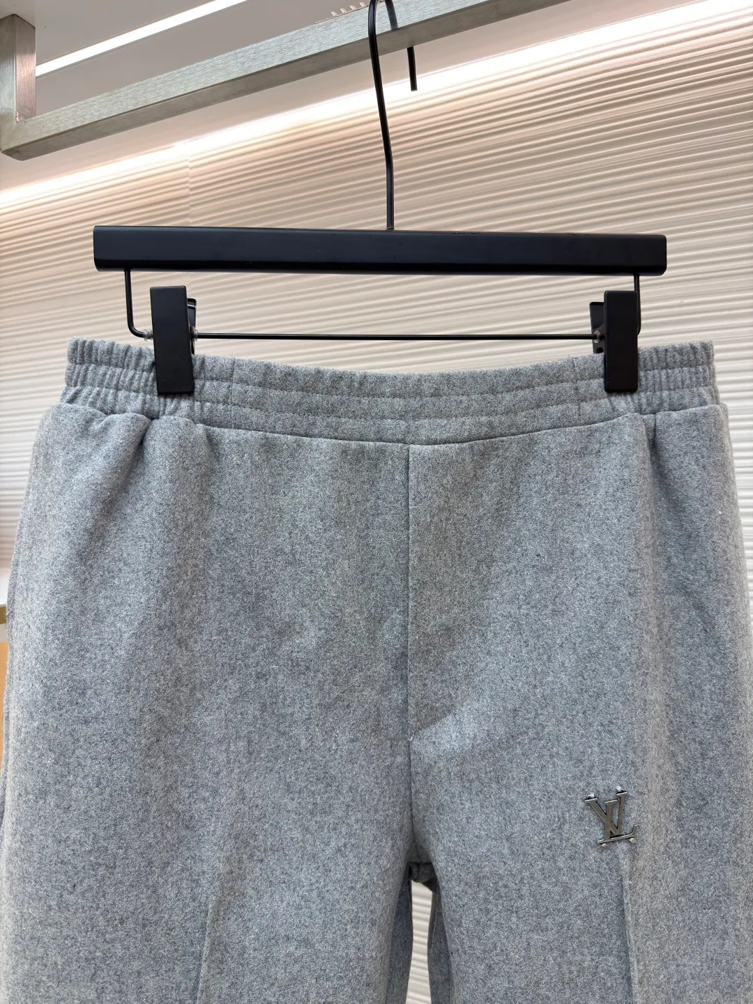 LOUISVUITTON iron label wool trousers ●Authentic product: purchased and developed by 10874 ●Item number: 1680852-B15 ●Fabric: wool blend ●Technology: positioning cutting machine ●Version: fitted version ●Weight: about 735 grams ●Size: S-M-L-XL ●Description: Customized 80% wool, 14% spandex, 6% blended sheep wool fabric, full of texture and refined tailoring to reinterpret the dynamic silhouette. The elastic waist upgrades the drape texture, the side pockets are cleverly integrated into the stitching, and the facial pleats are infused with elegance. The left leg is decorated with the brand's metal logo to once again confirm the brand's identity. The overall wiring is straight and delicate, the fabric is comfortable and soft, and the color is consistent without color difference. It can be matched with the same style to create a fashionable look and control various occasions. Customized accessories, complete with three standards, same style for men and women!